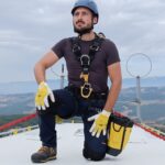 Dott. Francesco Catuogno sul tetto di una turbina eolica