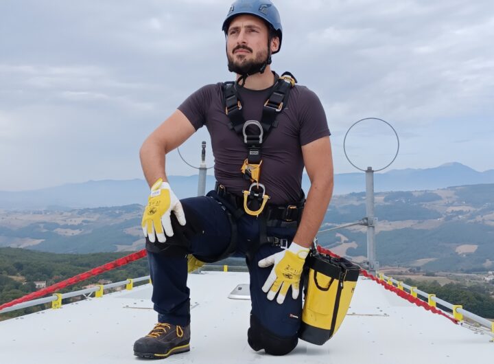 Dott. Francesco Catuogno sul tetto di una turbina eolica